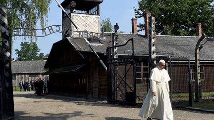 pour encourager et soutenir les jeunes aux Journées Mondiales de la Jeunesse (JMJ), le pape François est allé se recueillir au camp de concentration et d'extermination d'Auschwitz. En Pologne, il se trouve sur les terres de Jean-Paul II, initiateur des JMJ. Lors de son intervention devant les jeunes catholiques, il entend mettre l'accent sur la nécessité d'ouverture à l'égard des migrants.  (JANEK SKARZYNSKI / AFP)