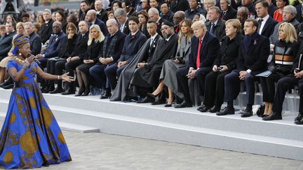 Cérémonie du centenaire de l'armistice de 1918 : la chanteuse béninoise Angélique Kidjo interpète "Blewu", un chant des tirailleurs sénégalais, devant les chefs d'Etat du monde.
 (Francois Mori / POOL / AFP)