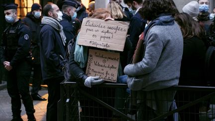 Des étudiants bloquent le campus de la Sorbonne, protestant contre la tenue des partiels en présentiel en pleine crise sanitaire du coronavirus, à Paris, le 4 janvier 2021. (NOEMIE COISSAC / HANS LUCAS)