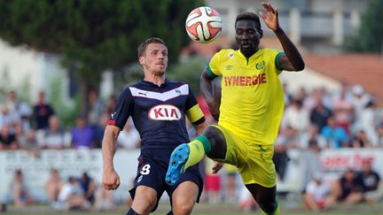 Ismaël Bangoura, à la lutte avec le Bordelais Grégory Sertic, lourdement sanctionné financièrement suite à son départ d'Al-Nasr (EAU), est l'une des causes des maux nantais. (XAVIER LEOTY / AFP)