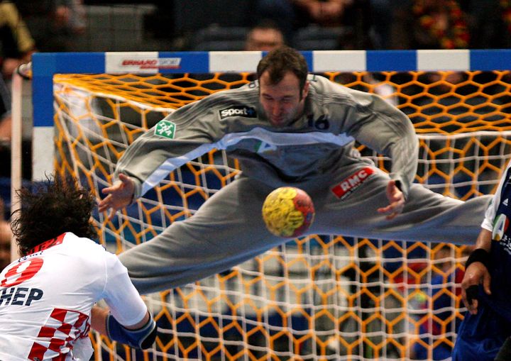 Thierry Omeyer face au Croate Igor Vori, en quarts de finale du Mondial 2007 de handball, à Cologne (Allemagne), le 30 janvier 2007. (FRANZ-PETER TSCHAUNER / DPA / AFP)