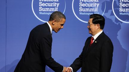 Avril 2010, une poign&eacute;e de mains entre le pr&eacute;sident Barack Obama &nbsp;et le pr&eacute;sident chinois Hu Jintao &agrave; Washington DC. (JEWEL SAMAD / AFP)