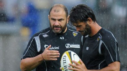 L'entraîneur de La Rochelle Patrice Collazo échange avec son adjoint Xavier Garbajosa (XAVIER LEOTY / AFP)