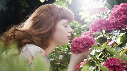 Jeune fille aux hortensias. (BETSIE VAN DER MEER / STONE SUB / GETTY IMAGES)