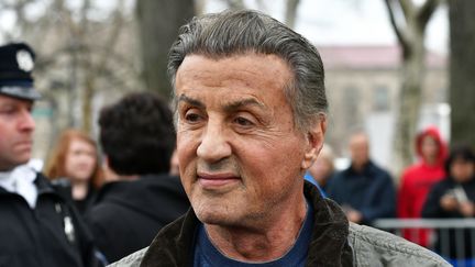 Sylvester Stallone, le 6 avril 2018, à l'occasion d'une visite à la statue érigée en l'honneur de "Rocky" à Philadelphie (Etats-Unis). (BASTIAAN SLABBERS / NURPHOTO / AFP)