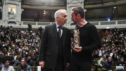 Le réalisateur français Xavier Legrand (D) s'entetient avec le producteur et président de l'Académie des César Alain Terzian en 2019.&nbsp; (ALAIN JOCARD / AFP)