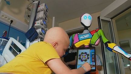 Rouen : au CHU, le robot Hope rend le sourire aux enfants