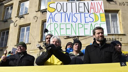 Des membres de Greenpeace, parmi lesquels le directeur général de Greenpeace France, Jean-François Julliard, manifestent devant la mairie de Thionville (Moselle), le 27 février 2018.&nbsp; (JEAN-CHRISTOPHE VERHAEGEN / AFP)