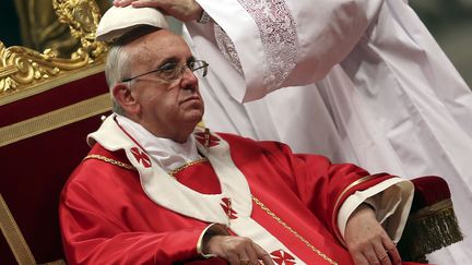 La calotte du pape Fran&ccedil;ois est ajust&eacute;e avant le d&eacute;but de messe donn&eacute;e depuis la basilique Saint-Pierre au Vatican, le 29 juin 2013. (ALESSANDRO BIANCHI / REUTERS)