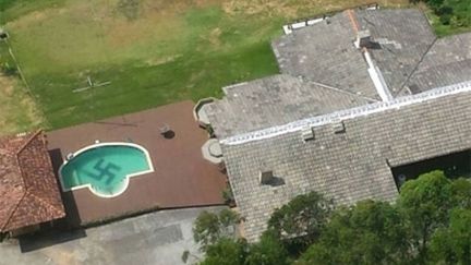 Une svazstika est repr&eacute;sent&eacute;e au fond de la piscine d'une propri&eacute;t&eacute; priv&eacute;e &agrave; Santa Catarina (Br&eacute;sil), le 6 d&eacute;cembre 2014. D&eacute;couverte par hasard lors d'un survol en h&eacute;licopt&egrave;re par la police, cette croix nazie existe, selon son propri&eacute;taire, depuis 13 ans. (REUTERS)