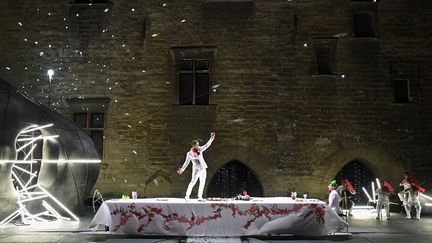 La tragédie "Thyeste" de Sénèque mise en scène par Thomas Jolly dans la Cour d'honneur du Palais des Papes pendant le Festival d'Avignon en 2018.&nbsp; (BORIS HORVAT / AFP)