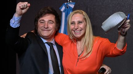 Javier Milei fête sa victoire à l'élection présidentielle argentine le 19 novembre 2023 à Buenos Aires avec sa soeur, Karina. (LUIS ROBAYO / AFP)