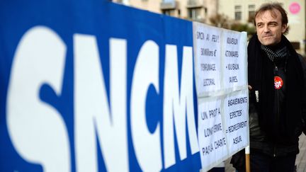 Des salari&eacute;s de la SNCM en gr&egrave;ve, le 2 janvier 2014 &agrave; Marseille (Bouches-du-Rh&ocirc;ne). (ANNE-CHRISTINE POUJOULAT / AFP)