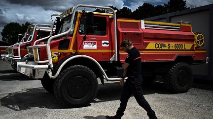 Un pompier et un camion devant la caserne de Saint-Jean-d'Illac (Gironde), le 4 mai 2023. (PHILIPPE LOPEZ / AFP)