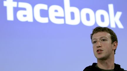 Mark Zuckerberg lors d'une conf&eacute;rence de presse au si&egrave;ge de Facebook, &agrave; Palo Alto, en Californie (Etats-Unis), le 26 mai 2010.&nbsp; (ROBERT GALBRAITH / REUTERS)