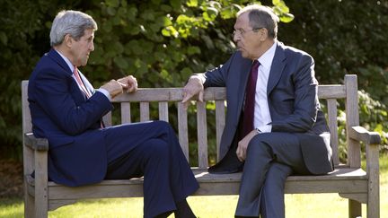 Le secr&eacute;taire d'Etat am&eacute;ricain,&nbsp;John Kerry, et son homologue russe, Sergue&iuml; Lavrov, &agrave; Paris, le 14 octobre 2014. (CAROLYN KASTER / SIPA)