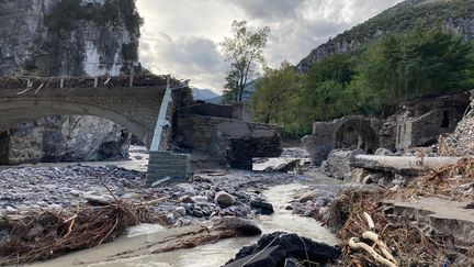 Dégâts causés par le passage de la tempête Alex dans la vallée de la Roya, ici à Breil-sur-Roya (Alpes-Maritimes), le 5 octobre 2020. La route vers les communes de Fontan, Saorge et Tende est coupée, la majorité des ponts ont été emportés par le fleuve. (EMMANUEL GRABEY / FRANCE-INFO)