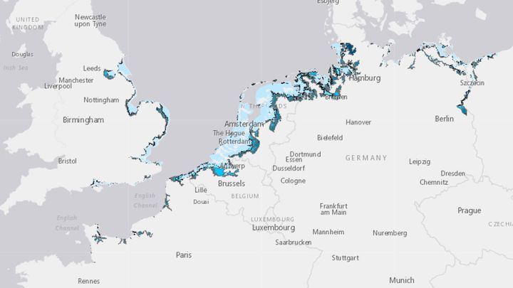 Zones habitées&nbsp;du littoral&nbsp;de la Manche et de la mer du Nord situées entre 1 et 6 mètres au-dessus du niveau actuel de la mer. En bleu clair : 1&nbsp;m. En bleu&nbsp;fonce : 6&nbsp;m. (AGENCE EUROPEENNE POUR L'ENVIRONNEMENT)