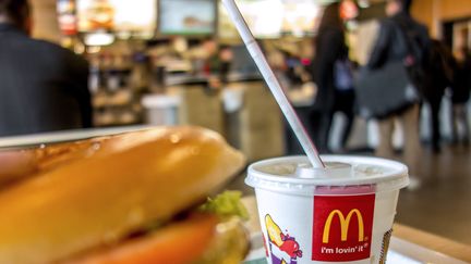 Un gobelet sur un plateau, dans un fast food de Lille (Nord), le 26 février 2015. (PHILIPPE HUGUEN / AFP)