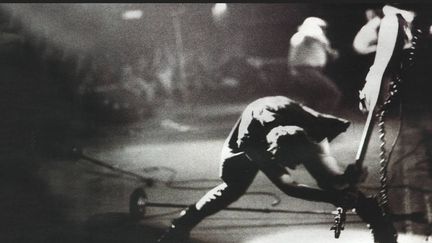 La photo de Paul Simonon fracassant sa basse, utilisée pour l'une des pochettes les plus mythiques de l'histoire du rock. (Pennie Smith/The Clash)