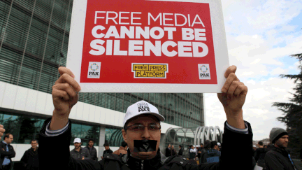  (Un manifestant vendredi devant le siège du journal Zaman à Istanbul © REUTERS/Stringer)