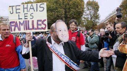 Des opposants &agrave; Fran&ccedil;ois Hollande lors de la Manif pour tous du 5 octobre 2014, &agrave; Paris. (MATTHIEU ALEXANDRE / AFP)