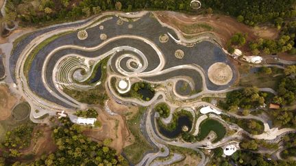 Une vue aérienne d'un parc, reproduisant l'aspect de l'inoubliable "Nuit étoilée" de Vincent van Gogh, à Visoko, en Bosnie-Herzégovine, le 14 septembre 2024. (SAMIR JORDAMOVIC / ANADOLU)