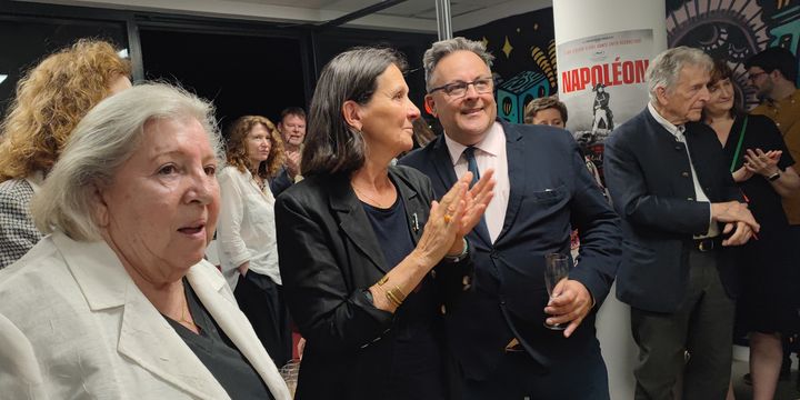 De gauche à droite au 1er plan : Clarisse Gance émue, Laure Marchaut, assistante de Georges Mourier, applaudissant à côté de ce dernier, et Costa-Gavras, président de la Cinémathèque. Au fond, Frédéric Bonnaud, directeur de la Cinémathèque. Moment de joie après la projection triomphale de la seconde partie du "Napoléon" d'Abel Gance en ciné-concert à la Seine Musicale, le 5 juillet 2024. (ANNIE YANBEKIAN / FRANCEINFO CULTURE)