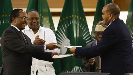 Les représentants du gouvernement éthiopien et des rebelles du Tigré ont signé un accord de paix entre les deux parties, le 2 novembre 2022, à Pretoria (Afrique du Sud). (PHILL MAGAKOE / AFP)