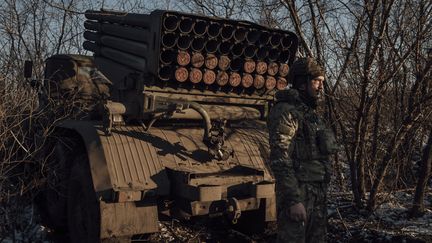 Un artilleur de la 59eme brigade attend l'ordre de tirer une salve de roquettes, sur le front de Donetsk, le 30 novembre 2023. (ADRIEN VAUTIER / LE PICTORIUM / MAXPPP)