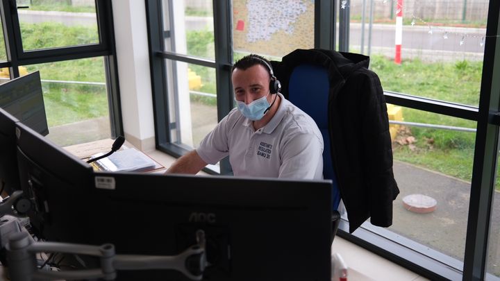 Christophe Le Cam, assistant de régulation médicale au CHU de Rennes (Ille-et-Vilaine), le 11 janvier 2023. (ROBIN PRUDENT / FRANCEINFO)