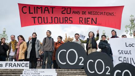  (le 13 decembre 2014 - Rassemblement du collectif "Climat Marseille" sur les marches de la gare saint charles © maxppp)