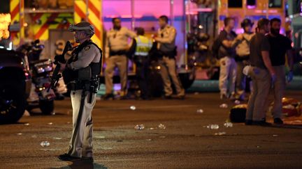 Un policier, sur les lieux de l'attaque du dimanche 1er octobre, à Las Vegas. (ETHAN MILLER / GETTY IMAGES NORTH AMERICA / AFP)