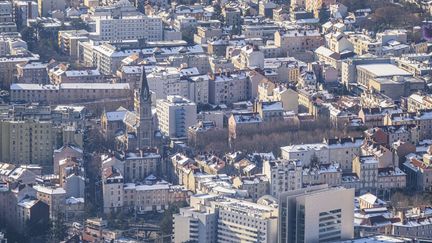 Une vue aérienne de la ville de Grenoble (Isère), en février 2021. (GUIZIOU FRANCK / HEMIS.FR / AFP)