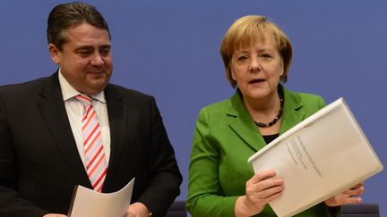 Le pr&eacute;sident du SPD, Sigmar Gabriel (&agrave; gauche), et la chanceli&egrave;re Angela Merkel, le 27 novembre 2013 &agrave; Berlin (Allemagne). (JOHN MACDOUGALL / AFP)