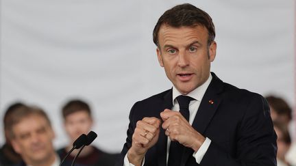 Emmanuel Macron lors d'une visite au lycée Bernard-Palissy, à Saintes (Charente-Maritime), le 4 mai 2023. (THIBAUD MORITZ / AFP)