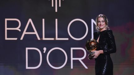 L'Espagnole Alexia Putellas avec le trophée du Ballon d'or féminin, à Paris, le 29 novembre 2021. (FRANCK FIFE / AFP)