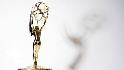 Le trophée des Emmy Awards, photographié en septembre 2021. (VALERIE MACON / AFP)