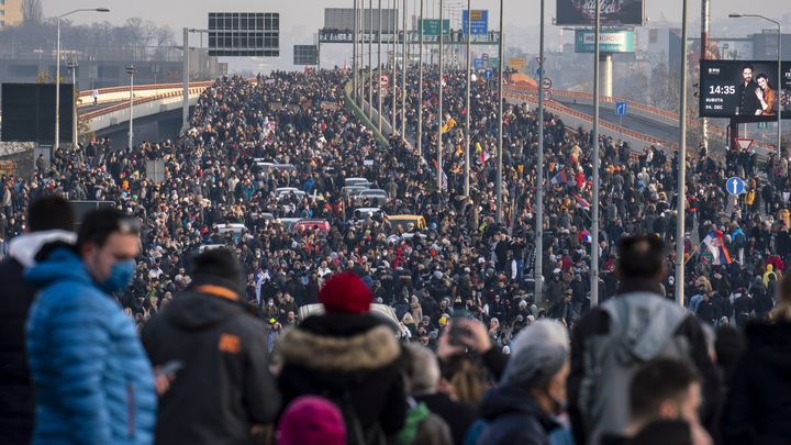 Le projet de mine de lithium de Rio Tinto en Serbie a poussé des milliers de manifestants dans la rue le 4 décembre 2021 à Belgrade. (OLIVER BUNIC / AFP)