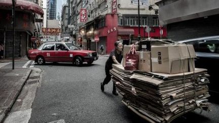 Pour survivre, les vieux de Hong Kong poussent des chariots chargés de déchets. (AFP/Philippe Lopez)