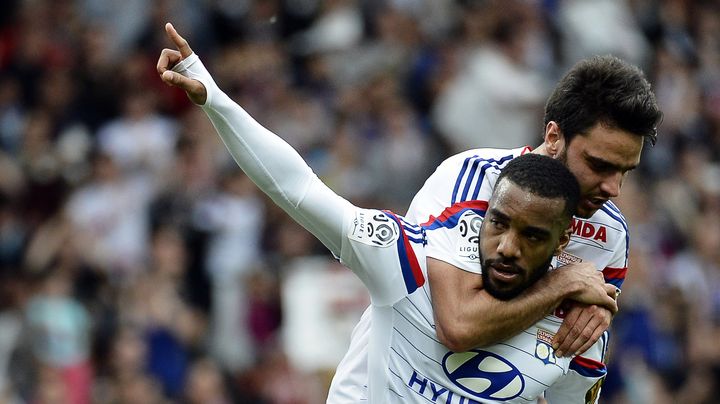 Le buteur lyonnais Alexandre Lacazette est f&eacute;licit&eacute; par son &eacute;quipier Cl&eacute;ment Grenier, lors du match Lyon-Evian, le 2 mai 2015.&nbsp; (JEFF PACHOUD / AFP)