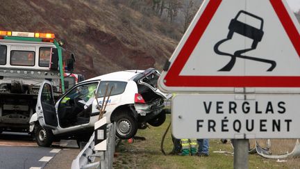 Rouler sur le verglas, un piège terrible (photo d'illustration). (JEAN LOUIS PRADELS / MAXPPP)