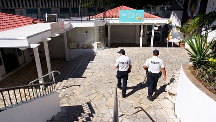 Two police officers patrol in Papeete, French Polynesia, September 10, 2021. (SULIANE FAVENNEC / AFP)