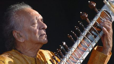 Ravi Shankar lors de son concert au Paléo festival, à Nyon (Suisse), le 19 juillet 2005. (SANDRO CAMPARDO / MAXPPP)