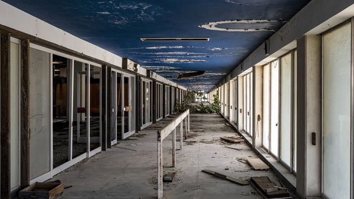 L'ancien aéroport international de Nicosie est laissé à l'abandon depuis l'invasion turque en 1974. (AMIR MAKAR / AFP)