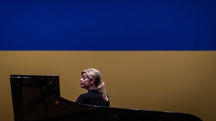 La cheffe d'orchestre Keri-Lynn Wilso dirige l'Ukrainian Freedom Orchestra lors d'une répétition à Varsovie, Pologne, le 28 juillet 2022 (WOJTEK RADWANSKI / AFP)