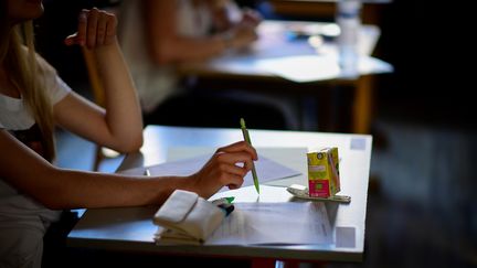 Une élève lors d'une épreuve du bac (illustration). (MARTIN BUREAU / AFP)