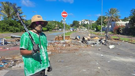 Un jeune militant indépendantiste tient un barrage dans le quartier de Rivière-Salée, à Nouméa (Nouvelle-Calédonie), le 24 mai 2024. (RAPHAEL GODET / FRANCEINFO)