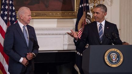 Joe Biden et Barack Obama, le 12 janvier 2017 à la Maison Blanche. (NICHOLAS KAMM / AFP)