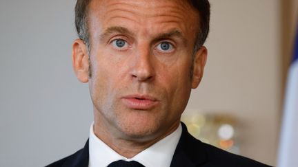 Le président de la République française, Emmanuel Macron, le 10 octobre 2023, lors d'une conférence de presse à Hambourg (Allemagne). (LUDOVIC MARIN / AFP)